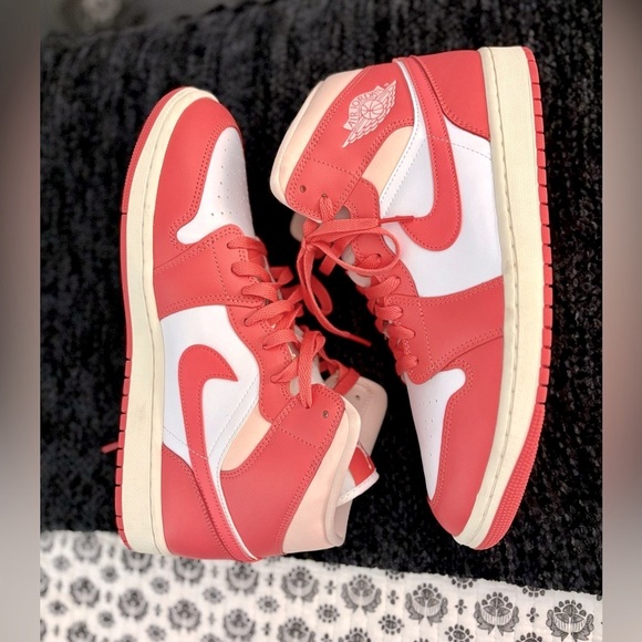 Air Jordan 1 Mid Pink Salt SZ 12 Women Like New - Picture 2 of 9